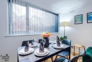 3x Bedroom Apartment that Sleeps 6x with Ample Parking - 2