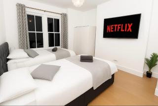 Modern 3-Bed Home - Free Parking -12 min to Central London - 6