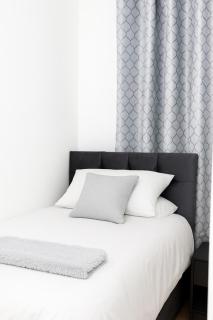 Modern 3-Bed Home - Free Parking -12 min to Central London - 3