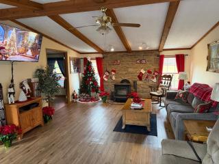 15 miles to Windham Mountain ! King Bed, Game Room, Out Door Patio - 9