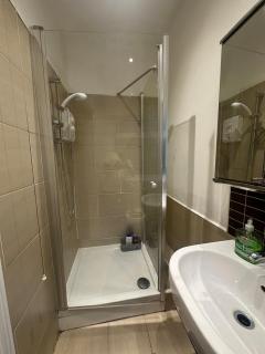 Self-Contained Studio Apartment in Tooting Bec 2 Mint from Tube - 6