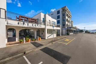 The Signal - Stylish Deco Apt with Deck and Marina View - 2