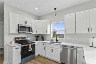 Modern Farmhouse Retreat in Urbandale - 5