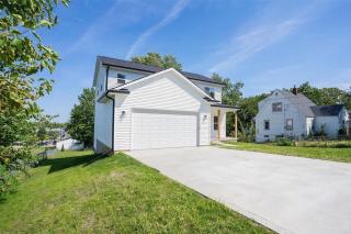 Modern Farmhouse Retreat in Urbandale - 0