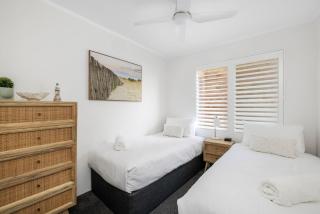 Ocean Breeze - Metres to Shoal Bay Beach - 4