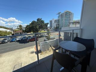 Modern Riverside Suites in Mackay CBD with Pool and Parking - 4