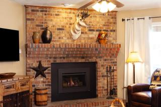 Grandview 1 Rustic Retreat - WiFi - Cable - Fireplace - Grill - One Block from Main Street! - Red River - 4