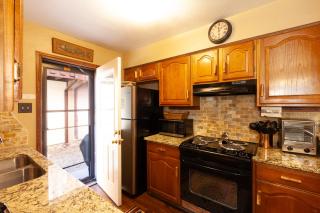 Grandview 1 Rustic Retreat - WiFi - Cable - Fireplace - Grill - One Block from Main Street! - Red River - 2