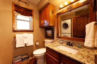 Grandview 1 Rustic Retreat - WiFi - Cable - Fireplace - Grill - One Block from Main Street! - 1