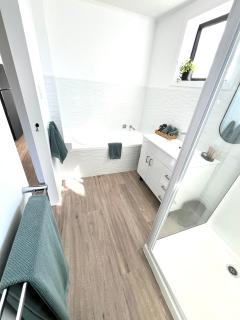 Little Red Gate Urban Retreat - 7