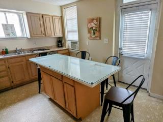 Relaxing Rustic Oasis II, Unit B - 6 minute walk to Downtown! Cyclists Welcome! - 3