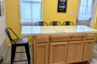 Relaxing Rustic Oasis, Unit A - 6 minute walk to Downtown! Pet-friendly & Cyclists Welcome! - 2