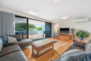 Holiday in style at Flightdeck Port Macquarie - 5