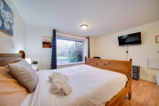 6 Mi to Downtown Seattle Peaceful Apt with Patio - 8