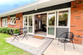 Sunny 2-Bed - 2 Min Walk to Lake - 9