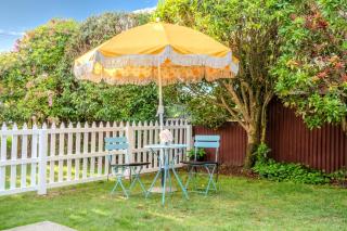 Sunny 2-Bed - 2 Min Walk to Lake - 8