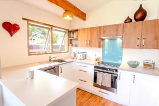 Sunny 2-Bed - 2 Min Walk to Lake - 7