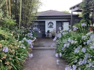 Agapantha Cottage, Country in the City, one bedroom, original art works - 0