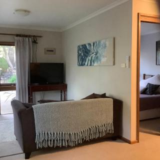 Agapantha Cottage, Country in the City, one bedroom, original art works - 3