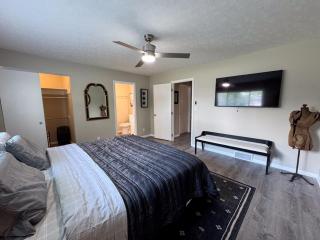 3BR Retreat near BrewDog, games, and lots of space - 8