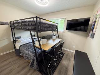 3BR Retreat near BrewDog, games, and lots of space - 6