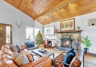 Ski Chalet I EV Charger Sauna I Hot Tub I Movie Room & Firepit I PET Friendly - 4