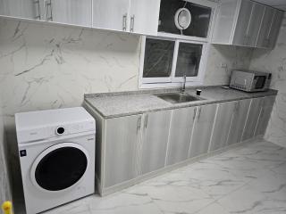 Quiet Private Queen Room With Dubai 2 Min Walking Distance - 4