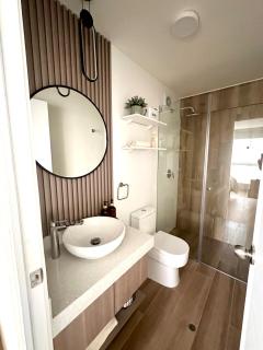 New condo apartment - 1 Queen - 1