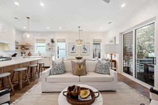 YH10: 10 Yacht Harbor - 9