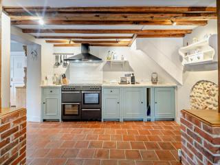 3 Bed in Weybourne KT144 - 7