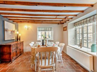 3 Bed in Weybourne KT144 - 2