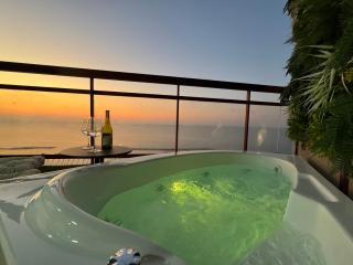 קו המים-סוויטה עם גקוזי במרפסת על הטיילת! - 0