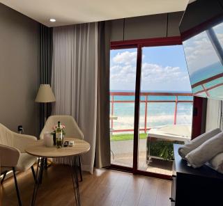 קו המים-סוויטה עם גקוזי במרפסת על הטיילת! - Netanja - 8