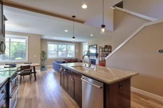 Creekside Hideaway - Wine Country by 3rd St - 3