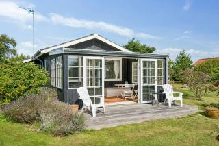 Traditional Black And White House Near Dråby Beach - 8