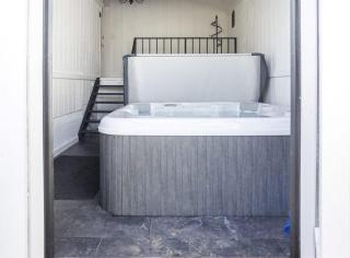 Vintage Terrace - Church chic retreat Hot tub - 6