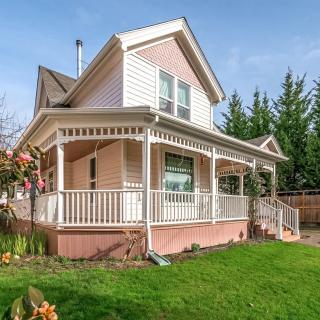 The Pink House - Pets OK Victorian Near 3rd Street - 0