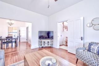 The Pink House - Pets OK Victorian Near 3rd Street - 5