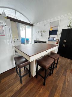 Waterfront condo -shop-beach-bike-boat-pool-chill - 7