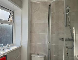 Rare 4 en-suite Bedroom Flat with Free Parking and workspace - 5