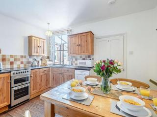 3 Bed in Thornham KT022 - 8