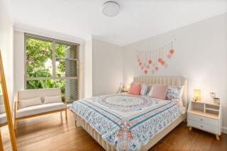 Stylish City Stay, Elizabeth Bay 2BR, Pool, balcony - 6