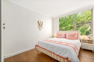 Stylish City Stay, Elizabeth Bay 2BR, Pool, balcony - 5