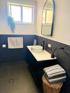 2 Bedroom Coastal getaway with ocean views! - 8