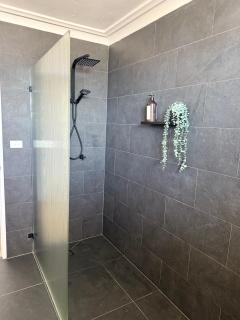 2 Bedroom Coastal getaway with ocean views! - 9