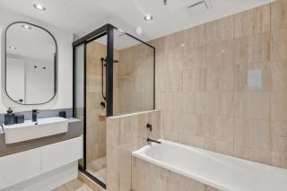 Luxury 3BR Gold Coast Stay Ocean and City Views - 1