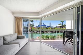 Poolside Escape at Alexandra Headland - 3