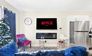 6BR Family Friendly Retreat, Separate Floors, 5 Minutes Walk to The Fallsview with Free Parking & Wine - 3