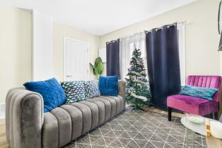 6BR Family Friendly Retreat, Separate Floors, 5 Minutes Walk to The Fallsview with Free Parking & Wine - 1