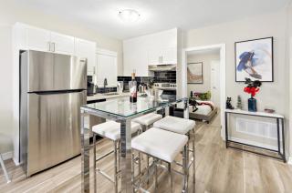 6BR Family Friendly Retreat, Separate Floors, 5 Minutes Walk to The Fallsview with Free Parking & Wine - 6